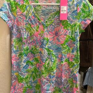 Lilly Pulitzer Vibrant Floral V-Neck Tee “Lilly loves Hawaii” print